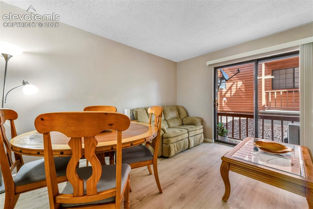Image 11 of 50: Dining Area