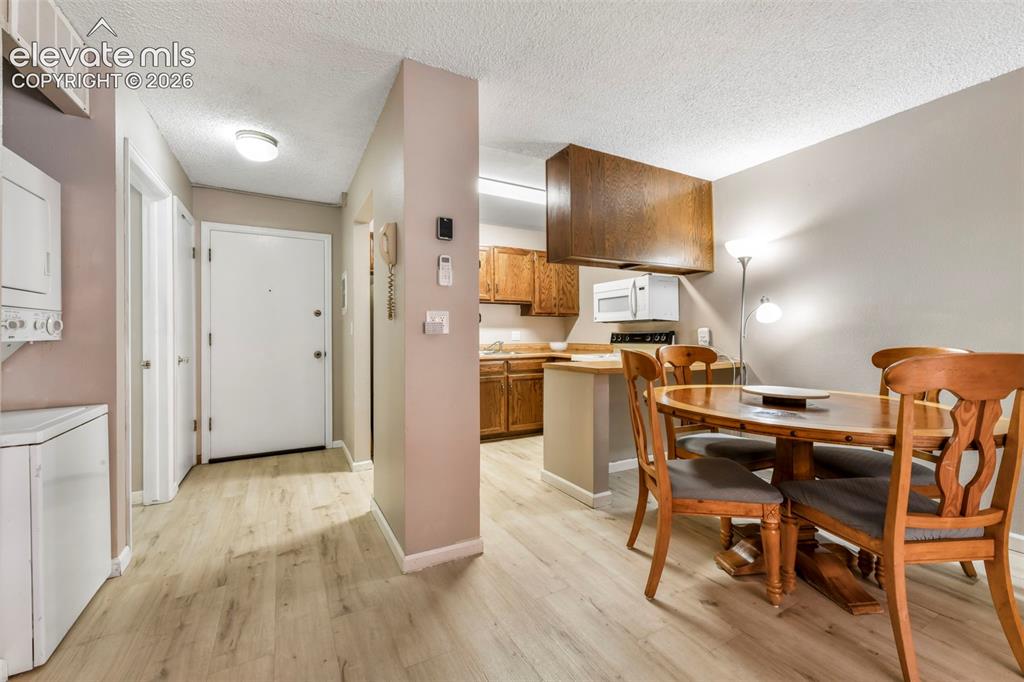 Image 12 of 50: Dining Area
