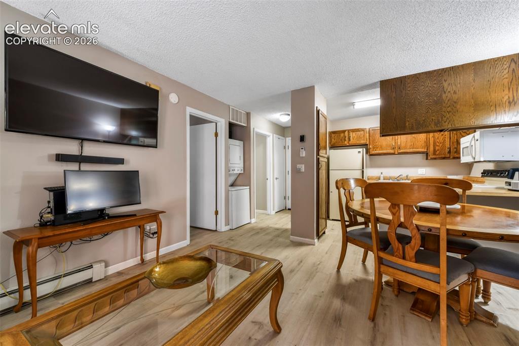 Image 16 of 50: Dining Area