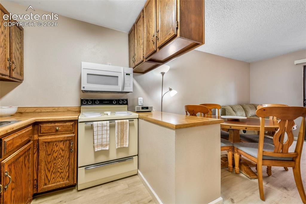 Image 7 of 50: Kitchen
