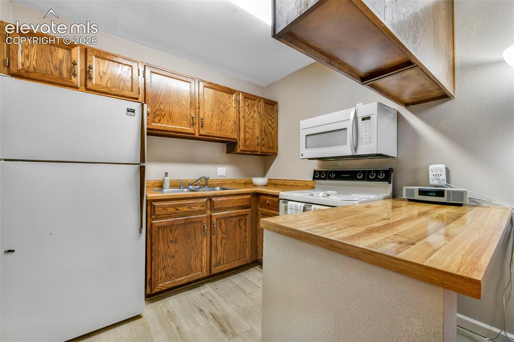 Image 8 of 50: Kitchen