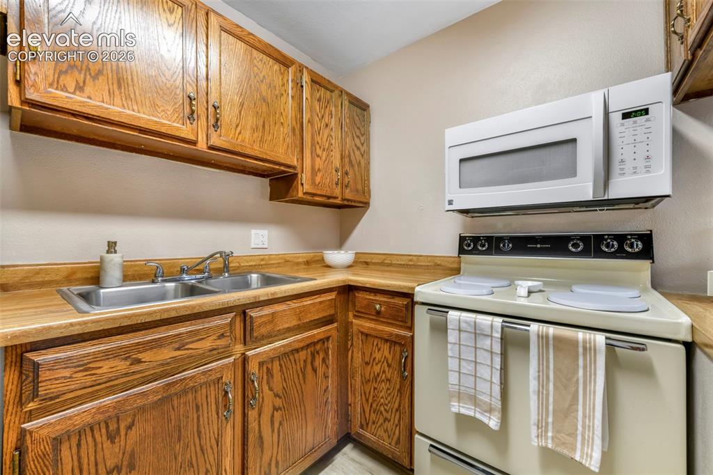 Image 9 of 50: Kitchen