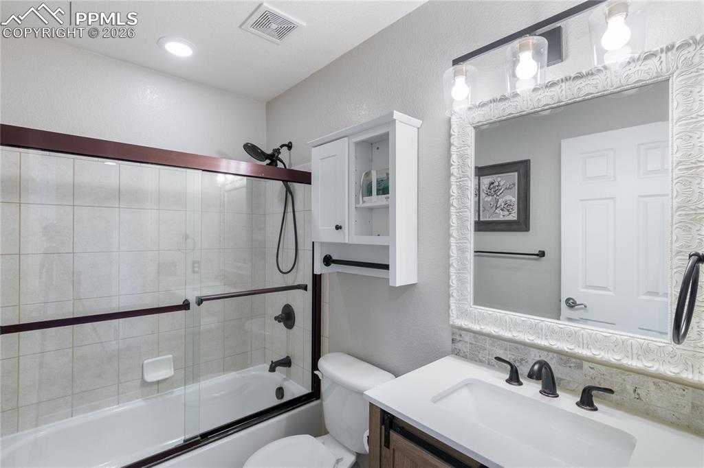 Image 25 of 43: Bathroom