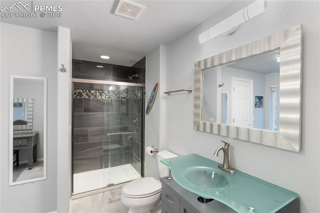 Image 29 of 43: Bathroom