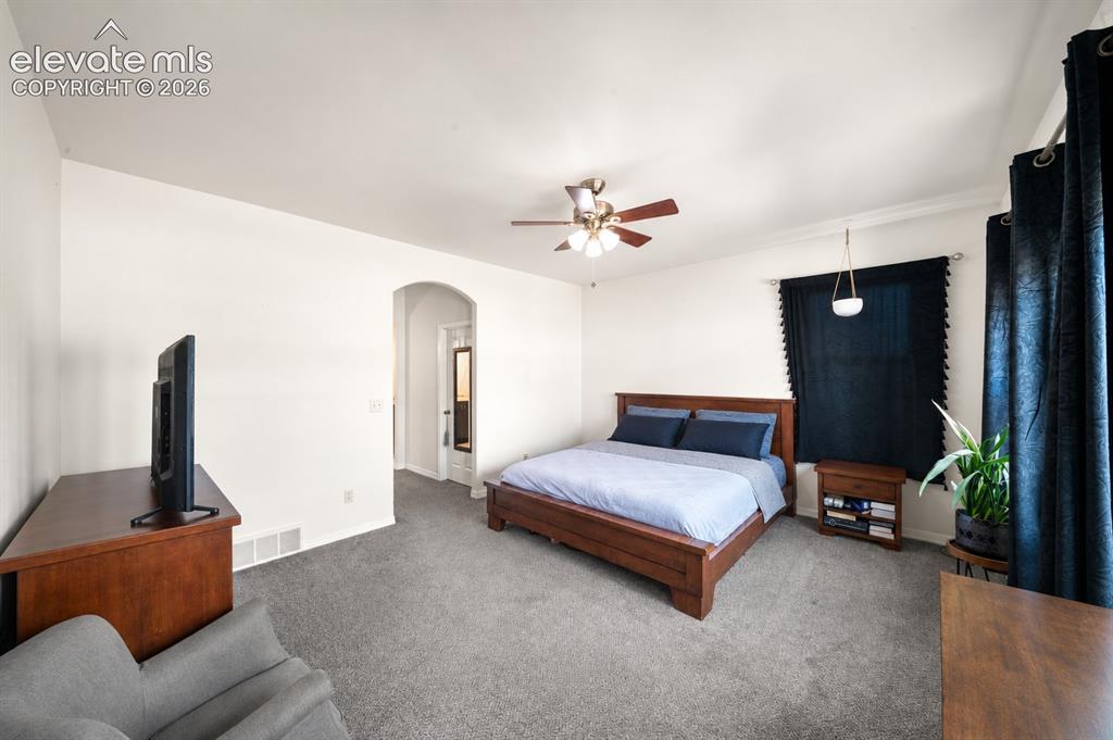 Image 13 of 20: Bedroom