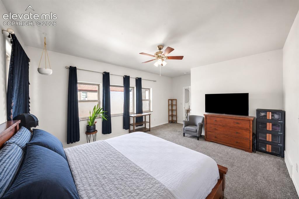 Image 14 of 20: Bedroom