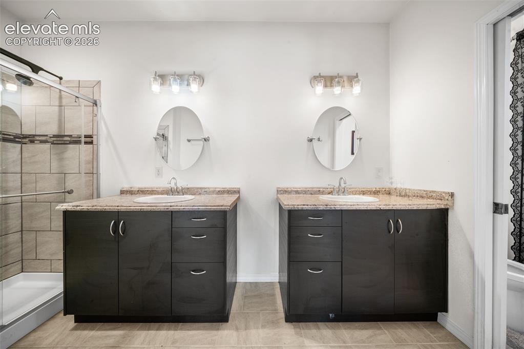 Image 16 of 20: Bathroom