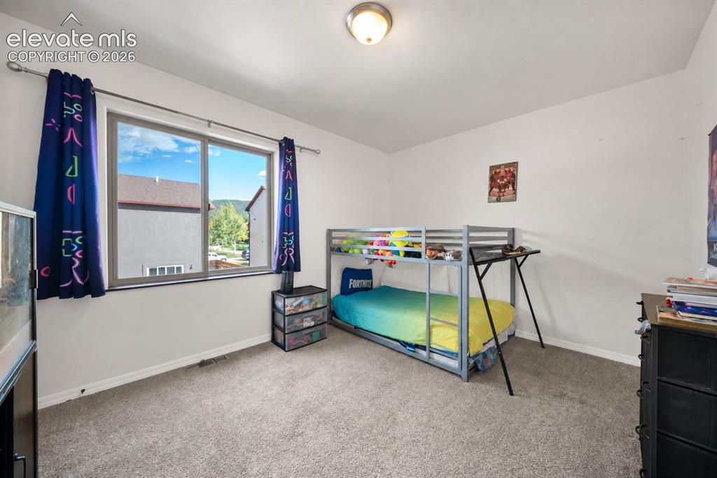 Image 17 of 20: Bedroom