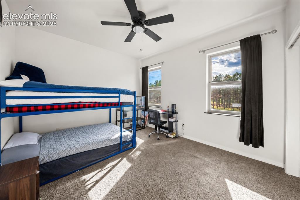Image 18 of 20: Bedroom