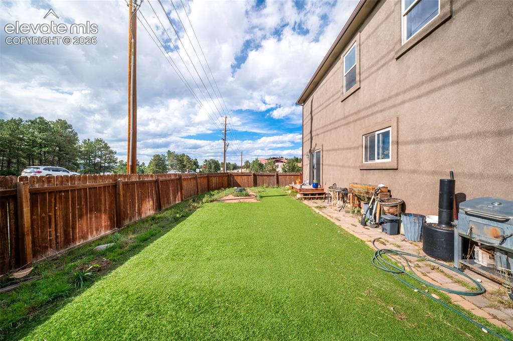 Image 19 of 20: Yard
