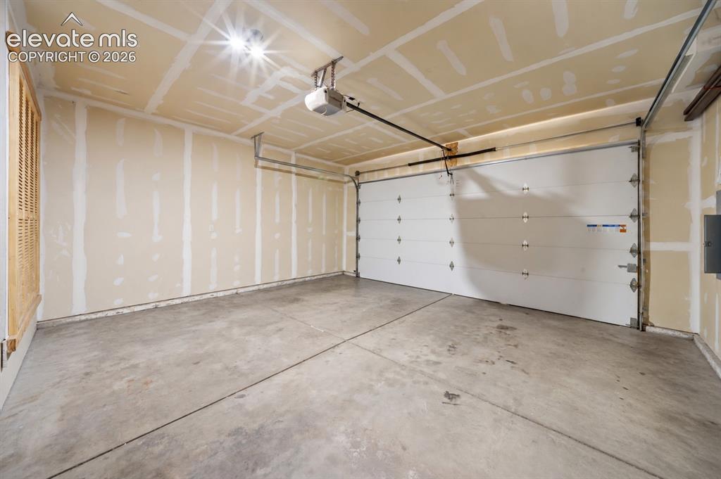 Image 20 of 20: Garage
