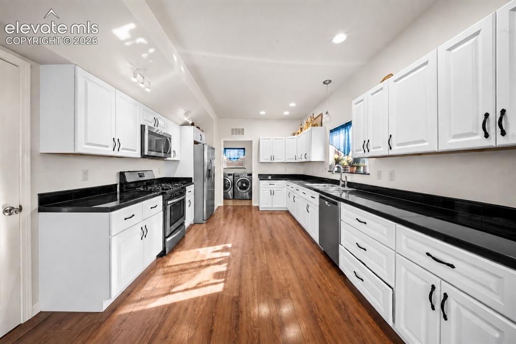 Image 5 of 20: Kitchen