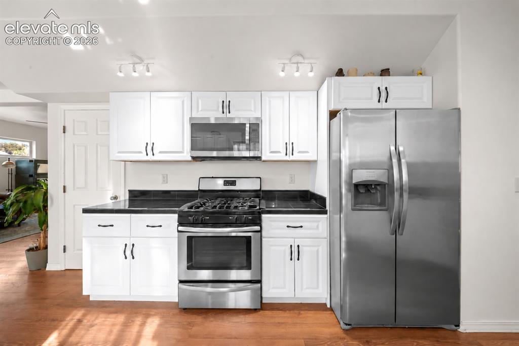 Image 6 of 20: Kitchen