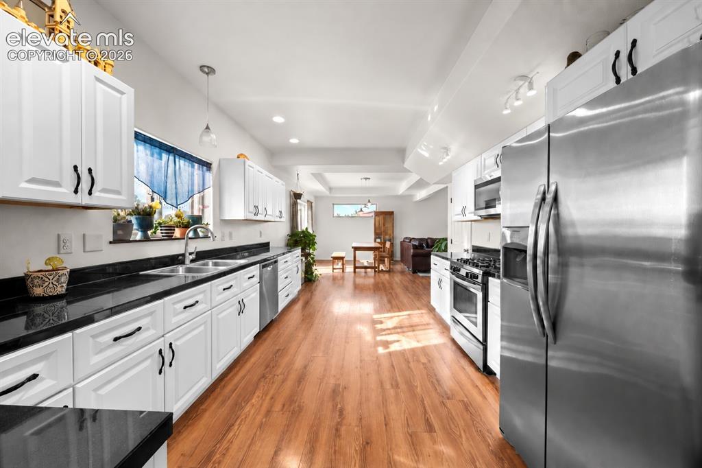 Image 7 of 20: Kitchen
