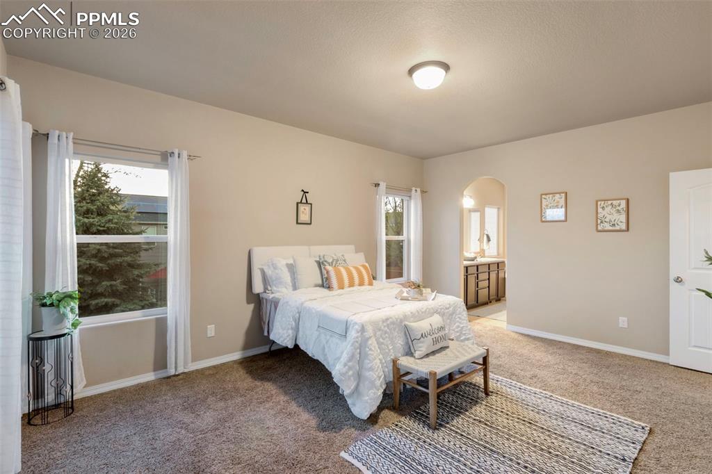 Image 14 of 36: Ensuite