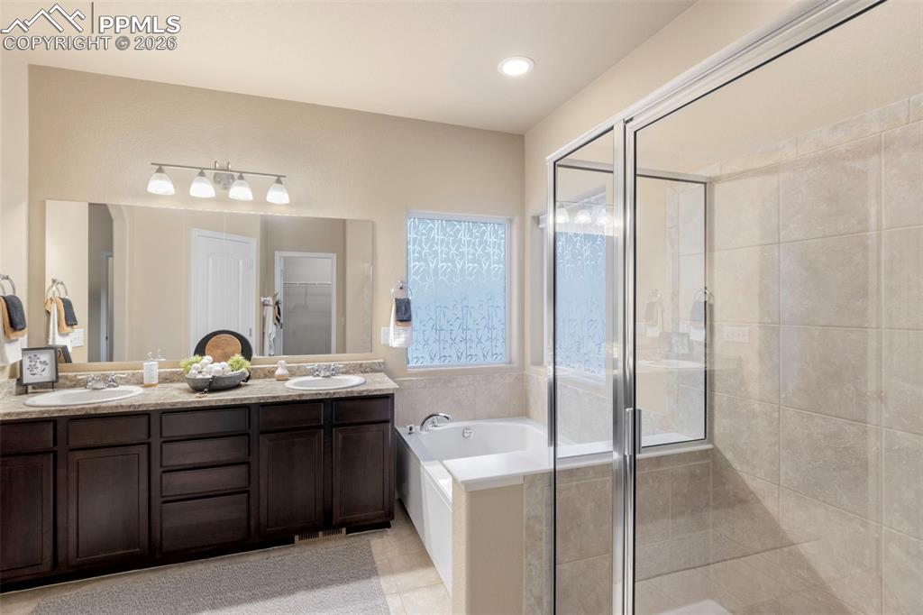 Image 16 of 36: Bathroom