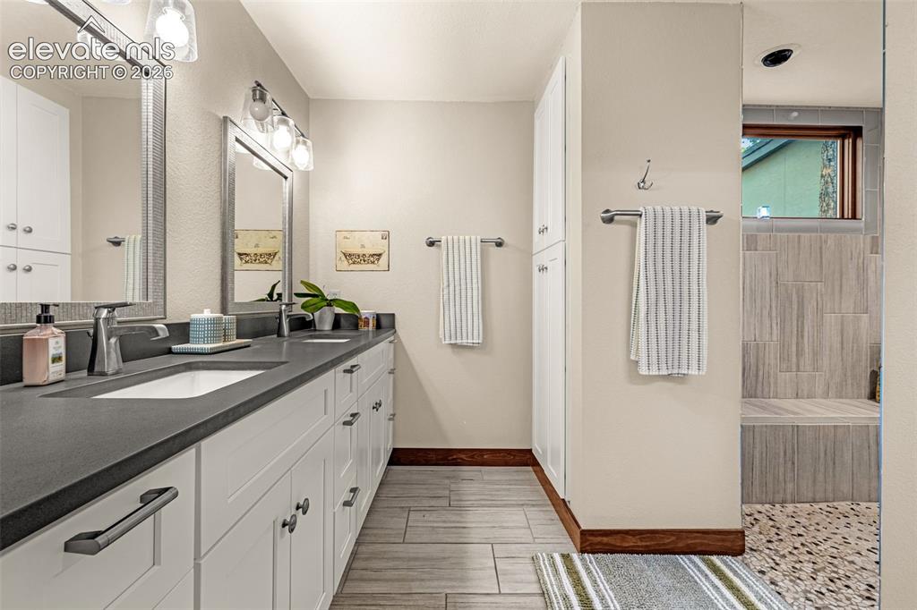 Image 16 of 33: Bathroom