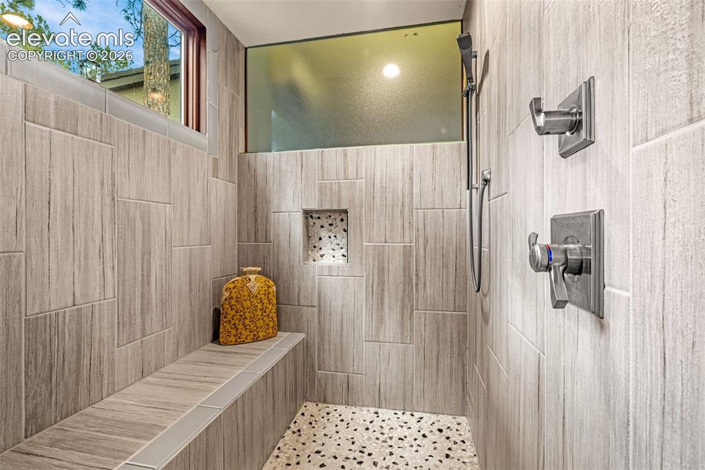 Image 17 of 33: Bathroom