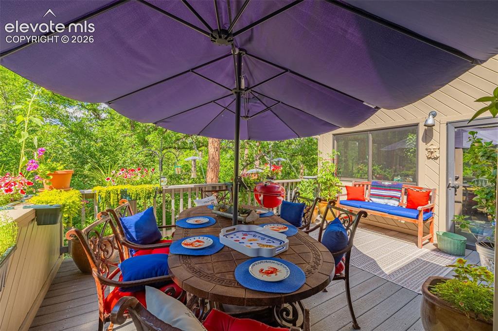 Image 19 of 33: Deck