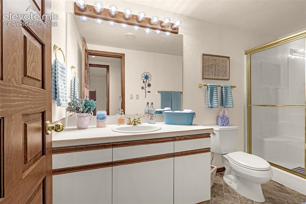 Image 24 of 33: Bathroom