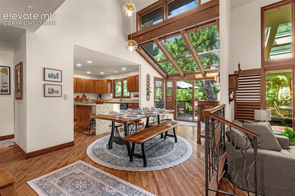 Image 4 of 33: Dining Area
