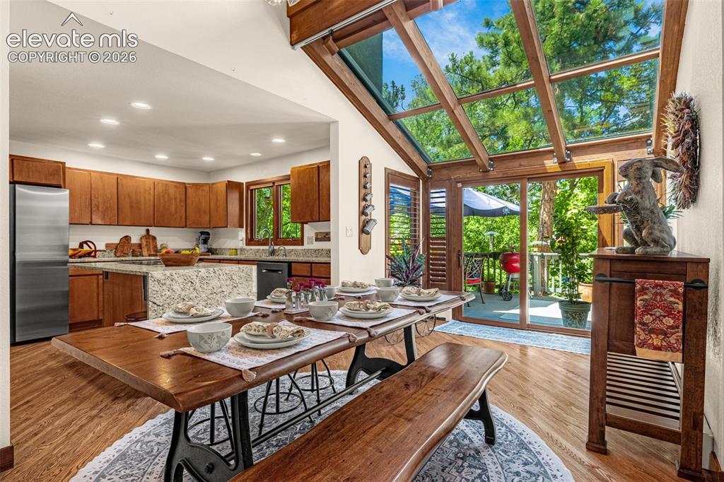 Image 6 of 33: Dining Area