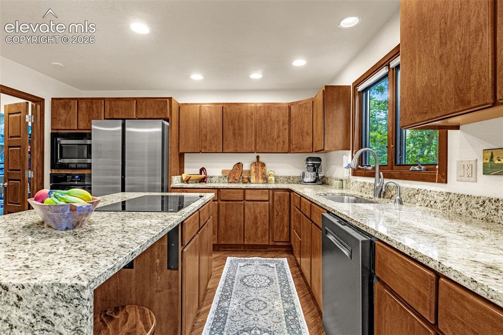 Image 9 of 33: Kitchen