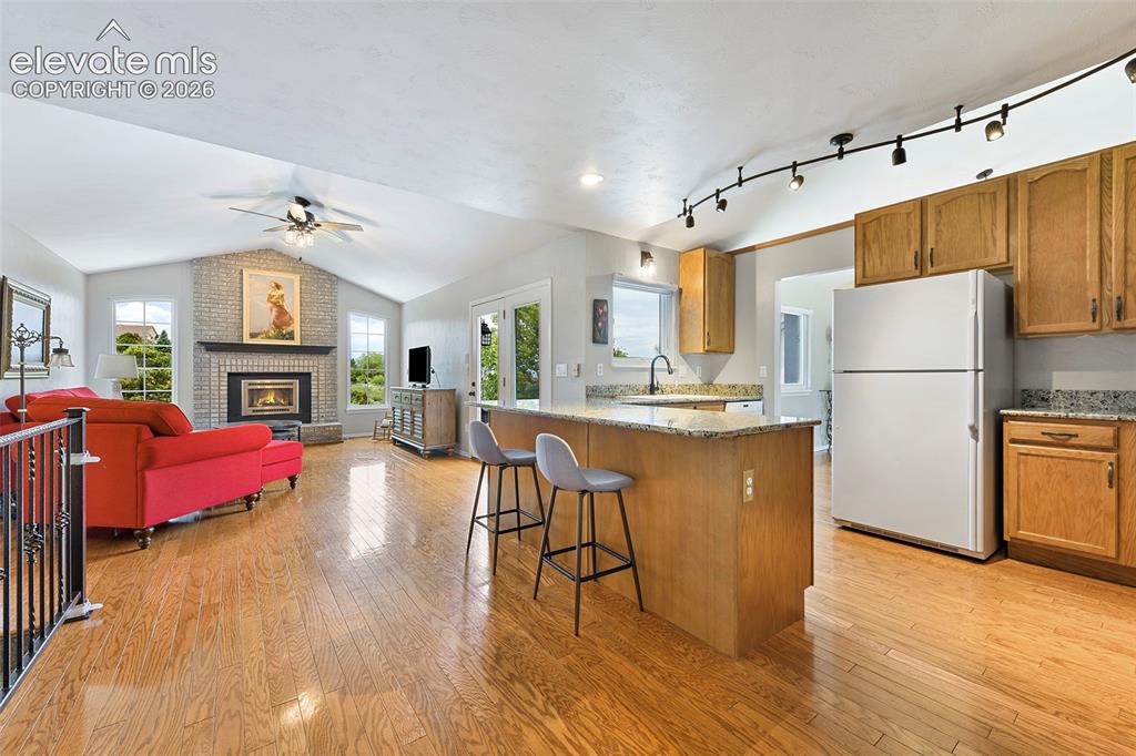 Image 10 of 47: Kitchen