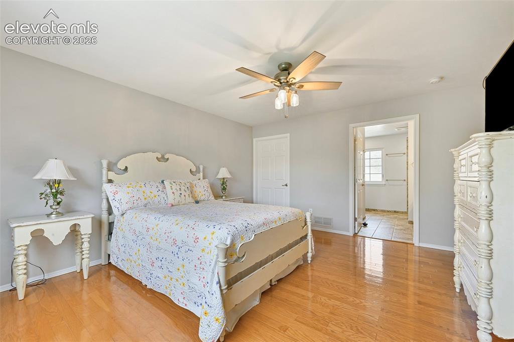 Image 17 of 47: Bedroom