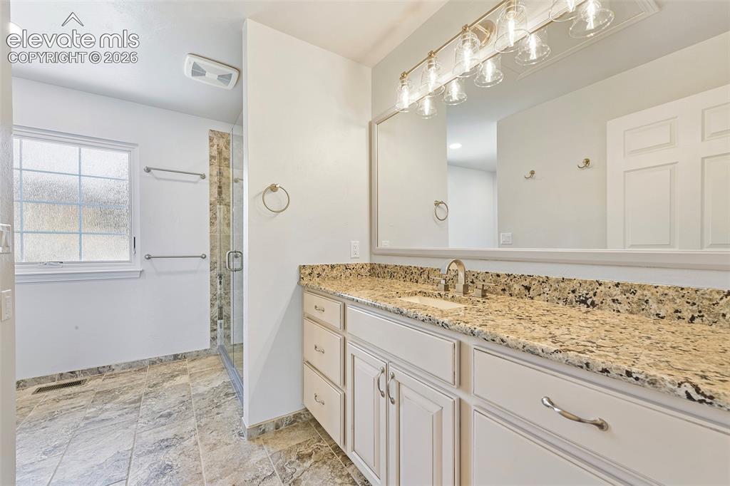 Image 18 of 47: Bathroom