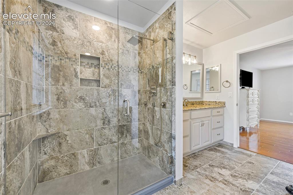 Image 19 of 47: Bathroom