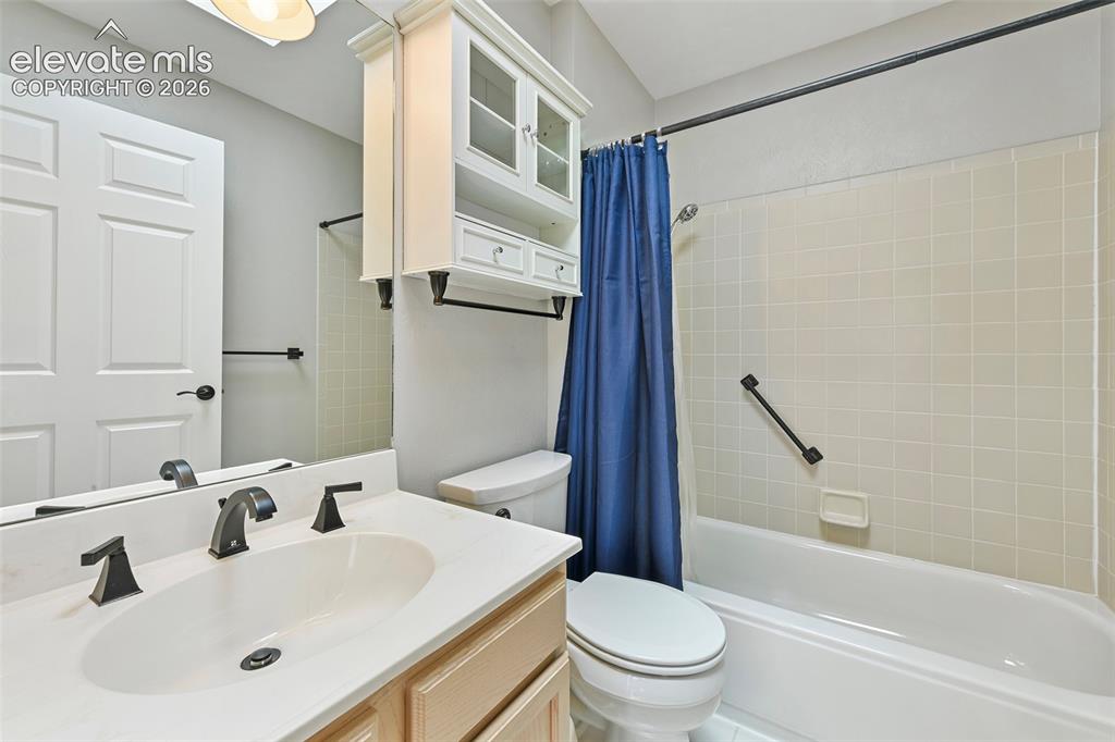 Image 22 of 47: Bathroom