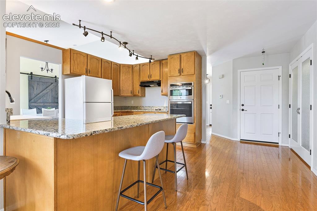 Image 9 of 47: Kitchen