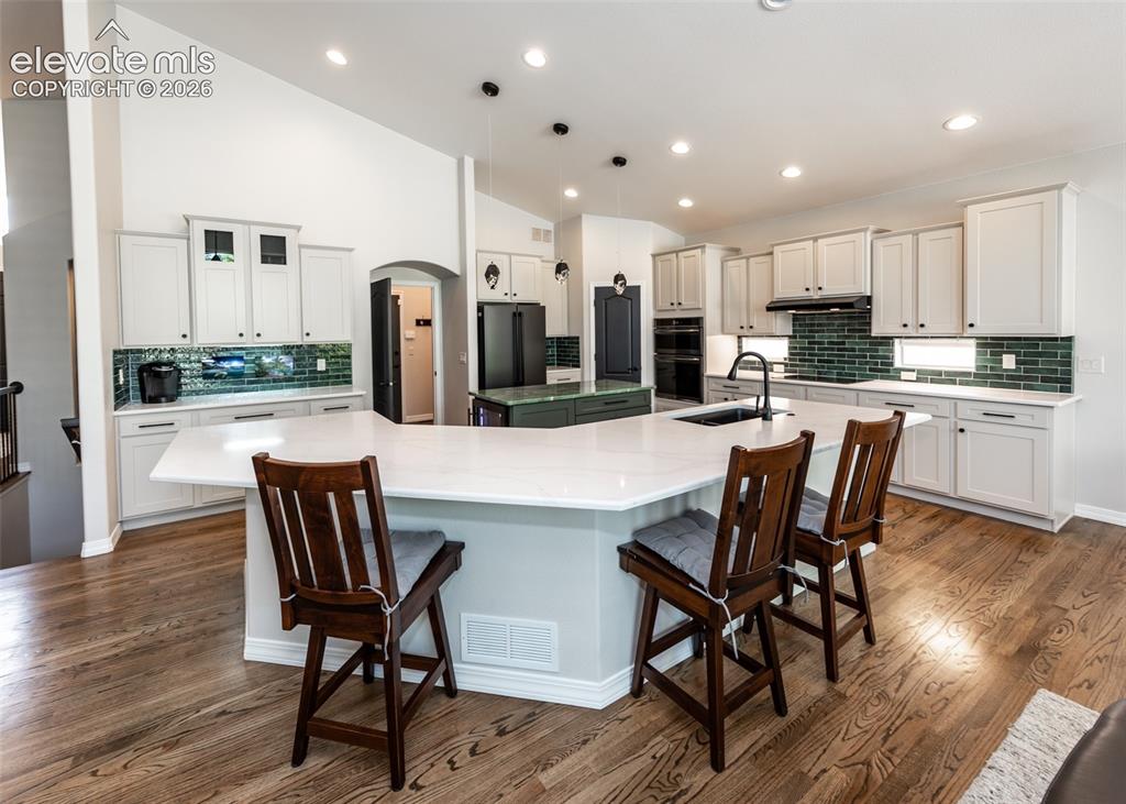 Image 12 of 50: Kitchen