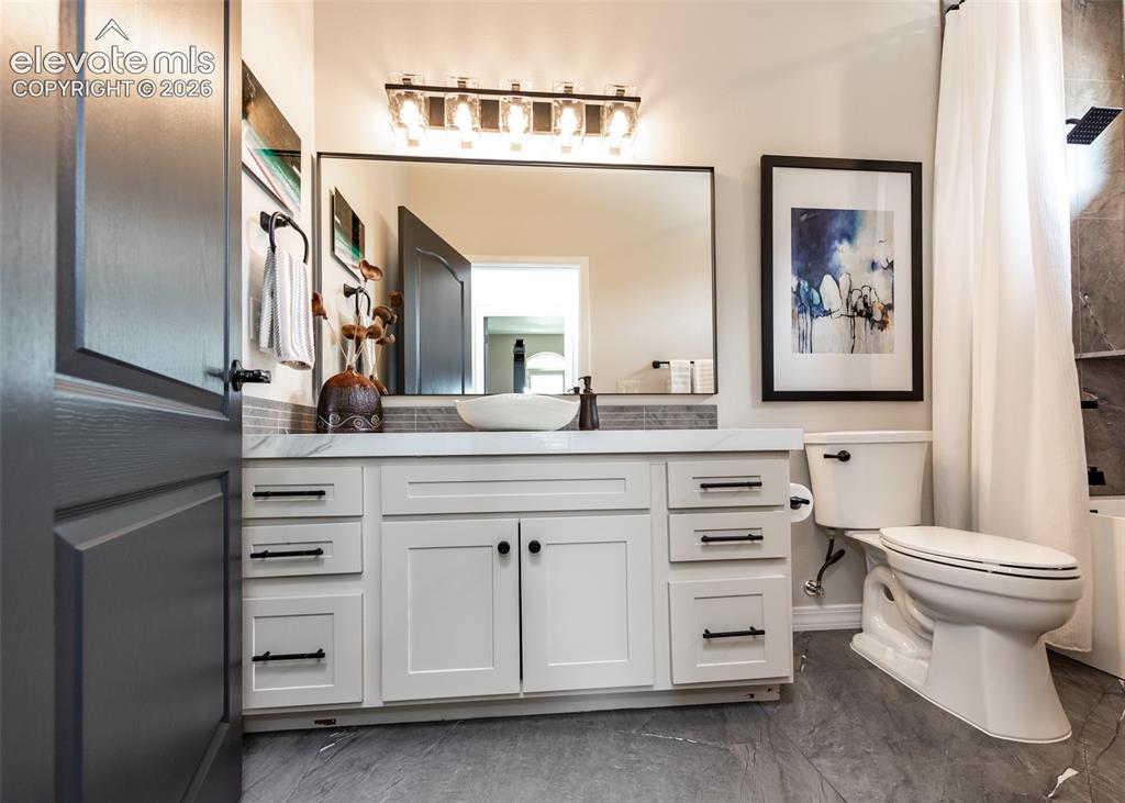 Image 8 of 50: Bathroom