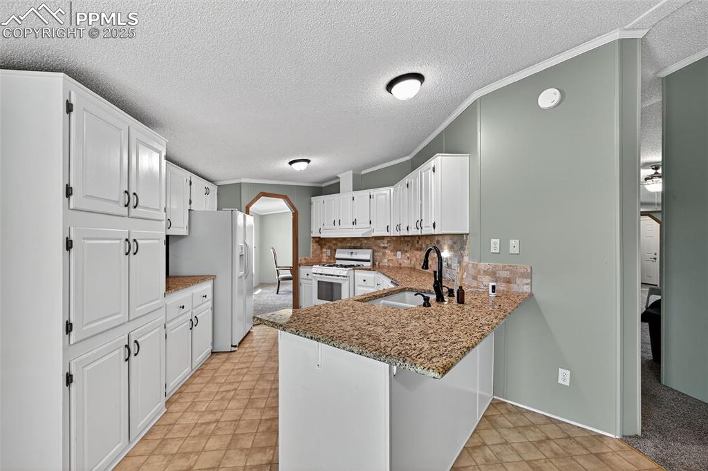 Image 13 of 43: Kitchen