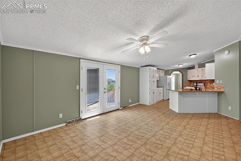 Image 14 of 43: Kitchen