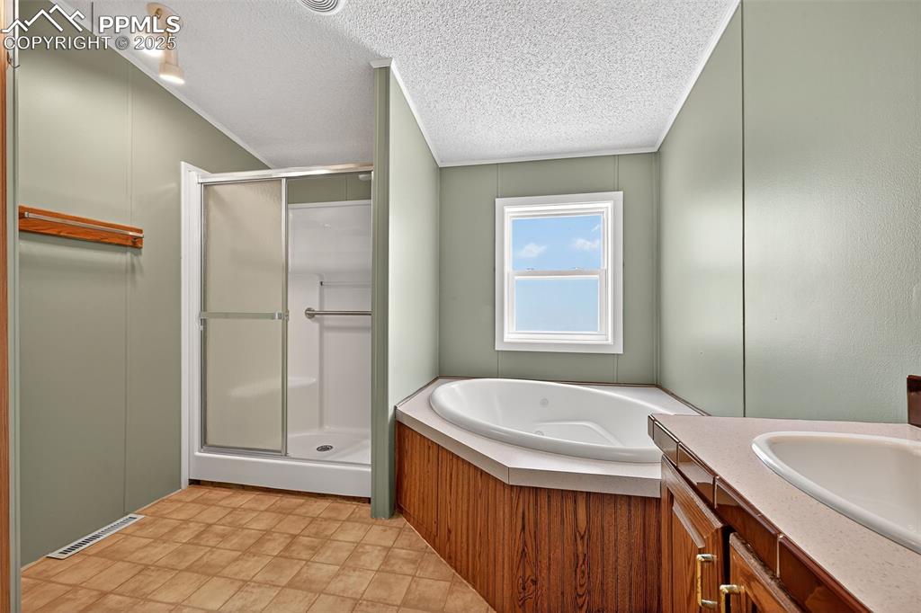 Image 22 of 43: Bathroom