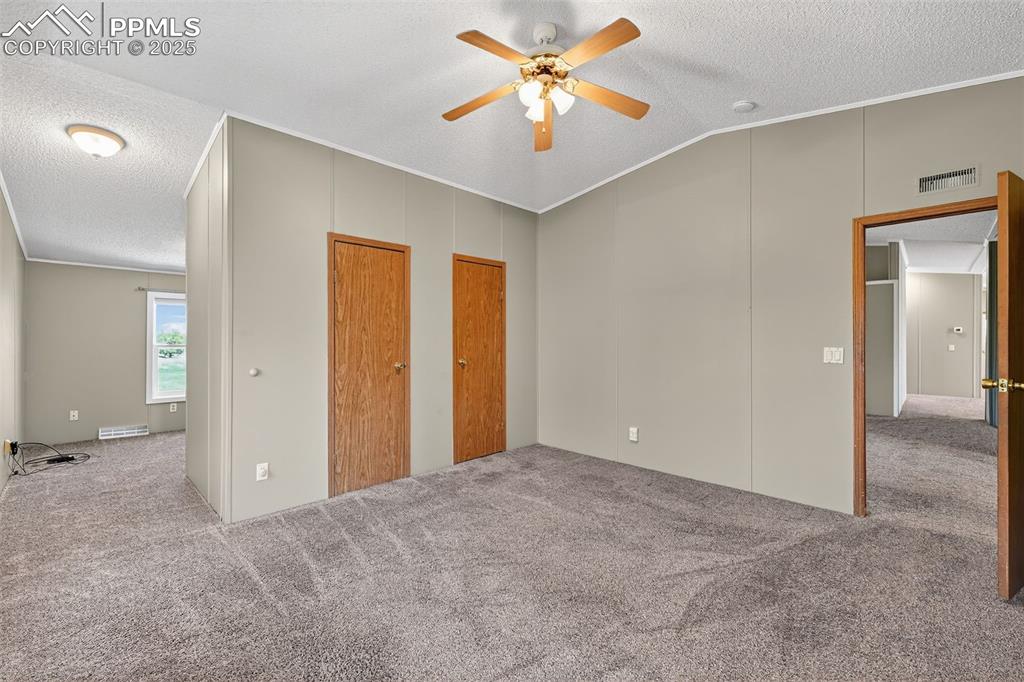 Image 23 of 43: Bedroom