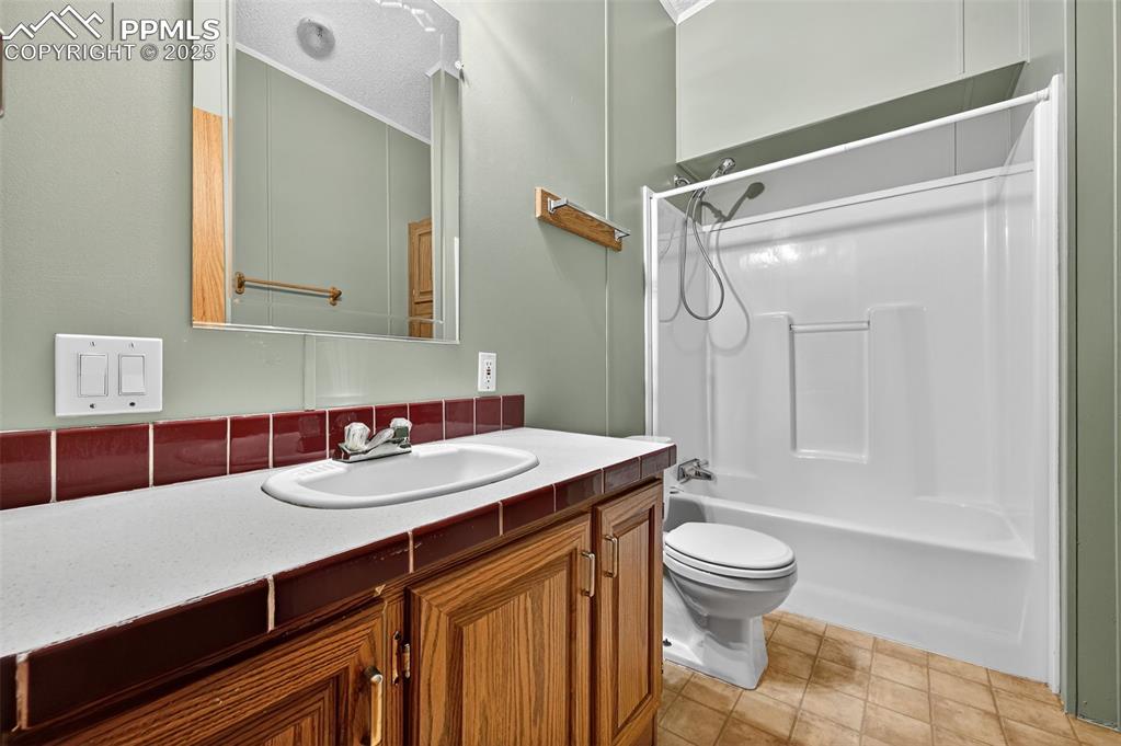 Image 28 of 43: Bathroom