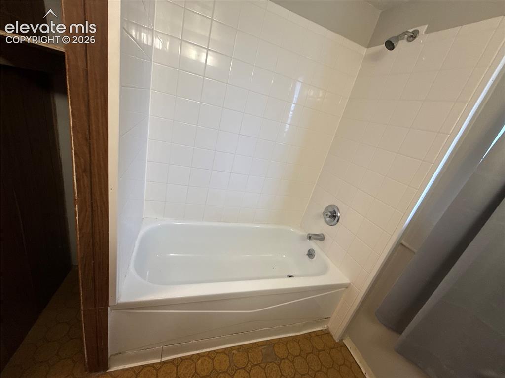 Image 15 of 27: Bathroom