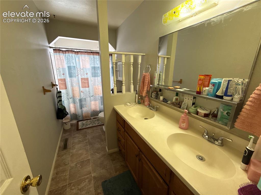 Image 21 of 27: Bathroom