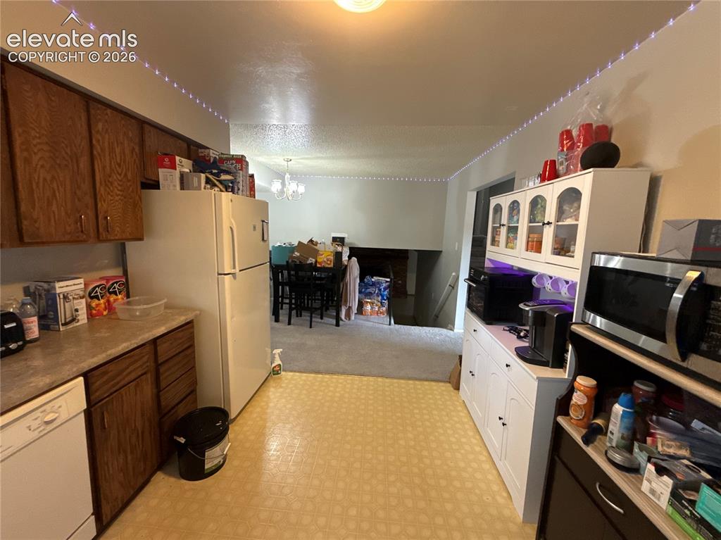 Image 5 of 27: Kitchen