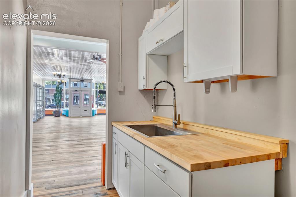Image 15 of 45: Kitchenette