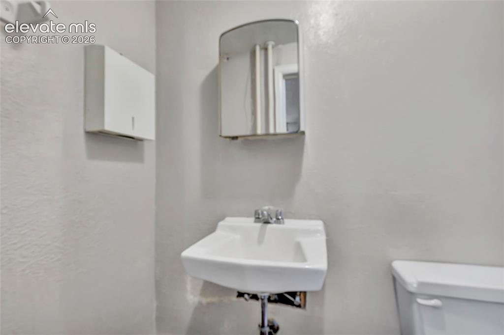 Image 18 of 45: Bathroom