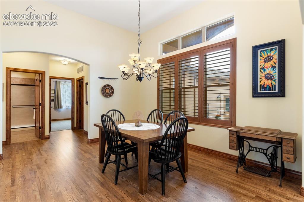Image 10 of 47: Dinning Room 