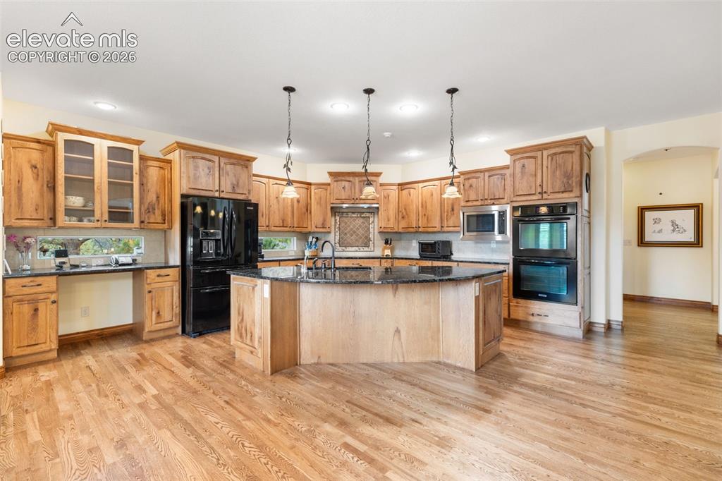 Image 12 of 47: Kitchen 