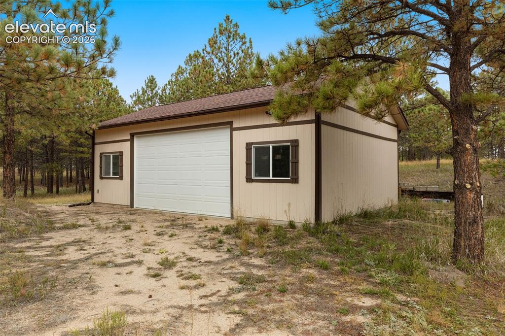 Image 40 of 47: Stand alone workshop or garage