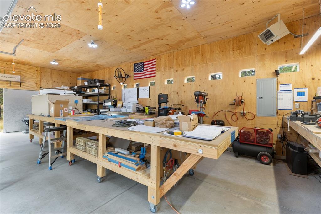 Image 43 of 47: Workshop or additional garage