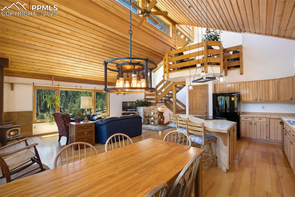 Image 16 of 50: Dining Area